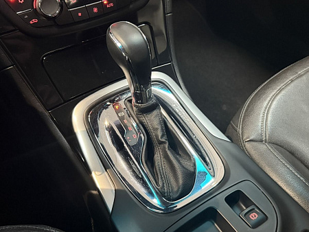Opel Insignia 2.0 Turbo AT (220 л.с.) 2012