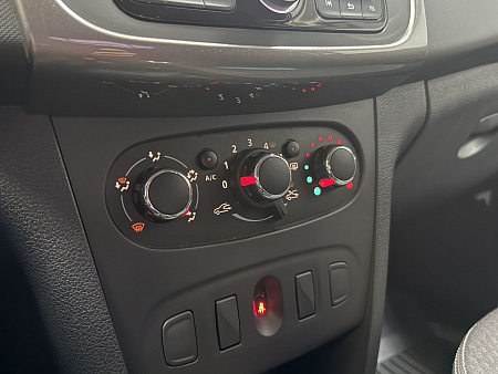Renault Logan 1.6 MT (82 л.с.) 2022