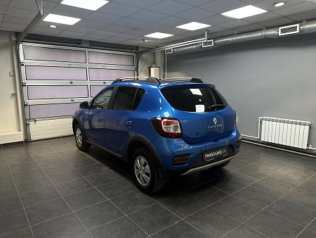 Renault Sandero Stepway 1.6 MT (82 л.с.) 2018