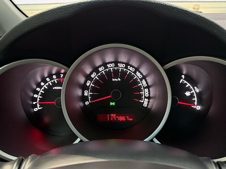 KIA Venga 1.6 MT (125 л.с.) 2013
