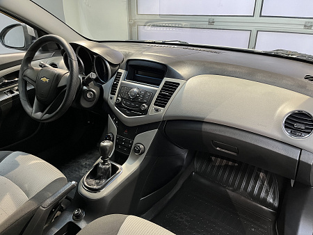 Chevrolet Cruze 1.6 MT (109 л.с.) 2012