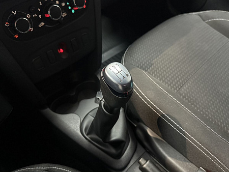 Renault Logan 1.6 MT (82 л.с.) 2022