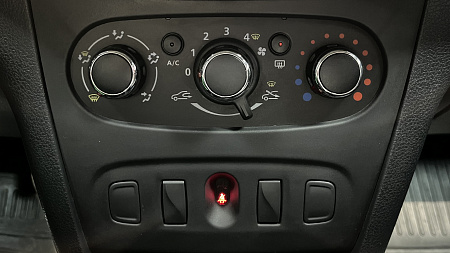 Renault Logan Stepway 1.6 MT (82 л.с.) 2019