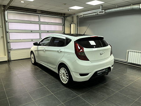 Hyundai Solaris 1.6 MT (123 л.с.) 2012