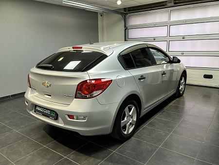 Chevrolet Cruze 1.6 MT (109 л.с.) 2012