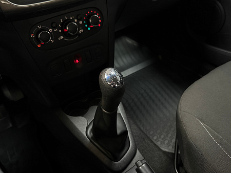 Renault Logan Stepway 1.6 MT (113 л.с.) 2019