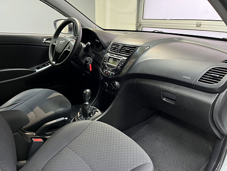 Hyundai Solaris 1.6 MT (123 л.с.) 2012