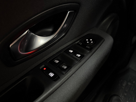 Renault Fluence 1.6 MT (106 л.с.) 2010