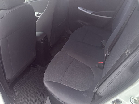 Hyundai Solaris 1.6 MT (123 л.с.) 2012