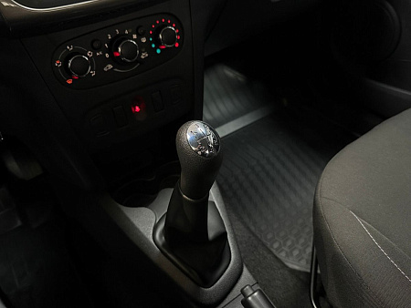 Renault Logan Stepway 1.6 MT (113 л.с.) 2019