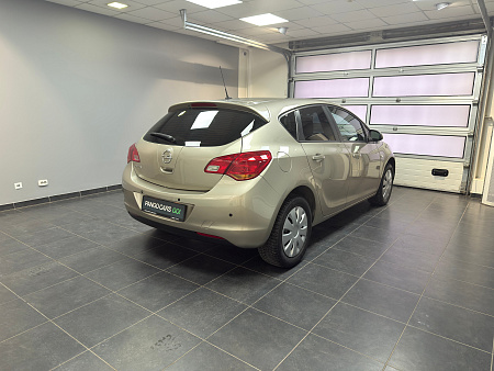 Opel Astra 1.6 AT (115 л.с.) 2012