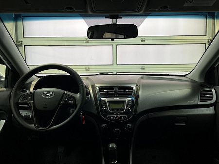 Hyundai Solaris 1.6 MT (123 л.с.) 2012